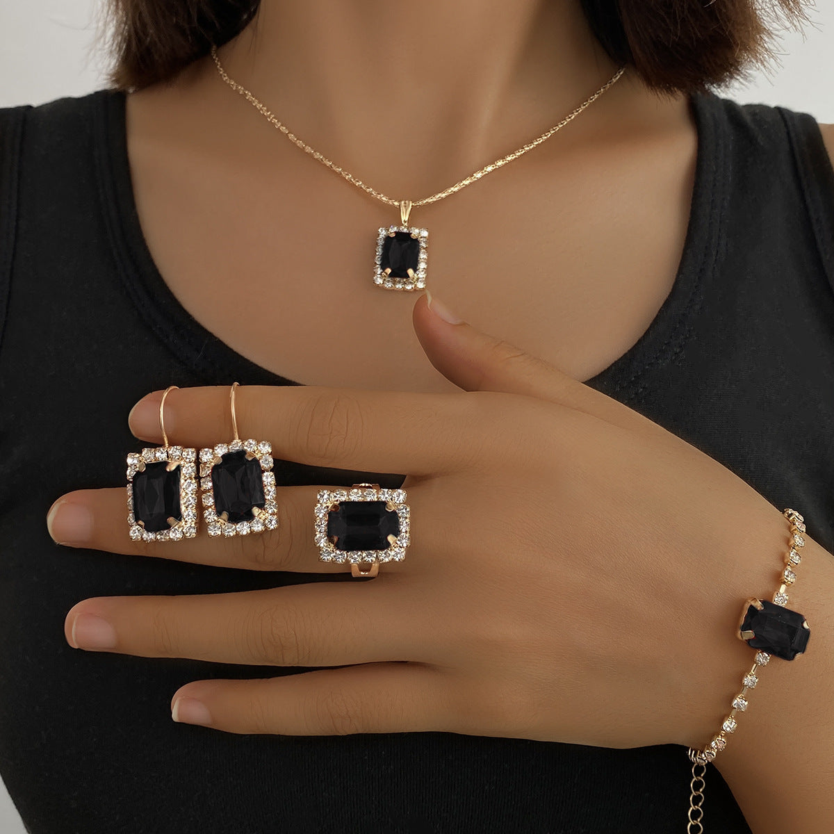 SET OBSIDIANA (Collar, aretes, reloj, anillo)