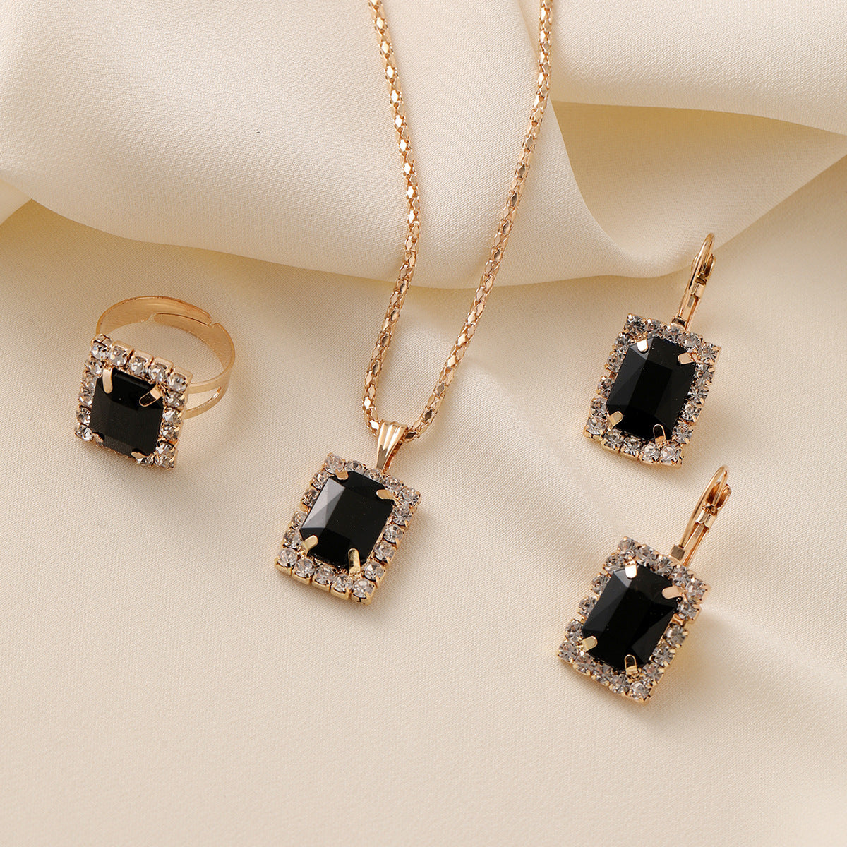 SET OBSIDIANA (Collar, aretes, reloj, anillo)